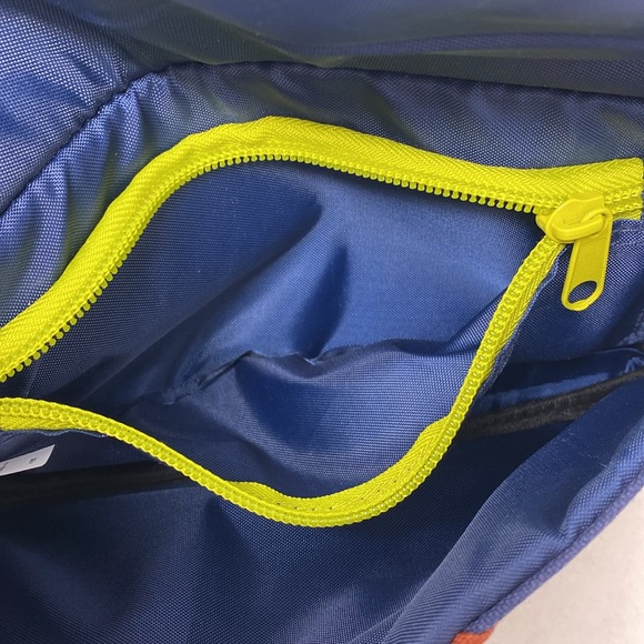 Kavu Bi- Color  Magnetic Clutch Large Wristlet Bag - Picture 7 of 10